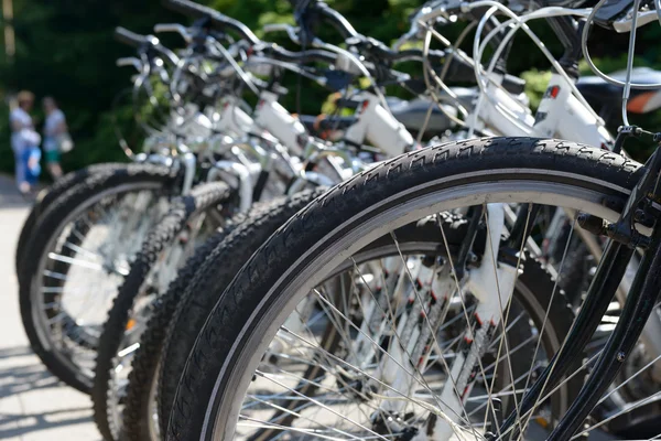 Bicicletas estão estacionadas — Fotografia de Stock