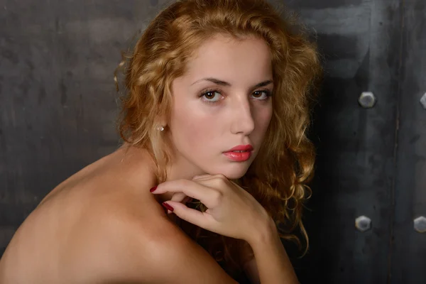 Молодая красивая блондинка — стоковое фото