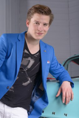 Arabayı garaja genç bir adam portresi