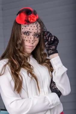 genç kadın bir örtü ile kırmızı şapkalı