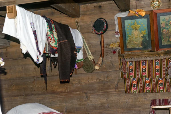 O interior de uma típica antiga casa de aldeia ucraniana — Fotografia de Stock