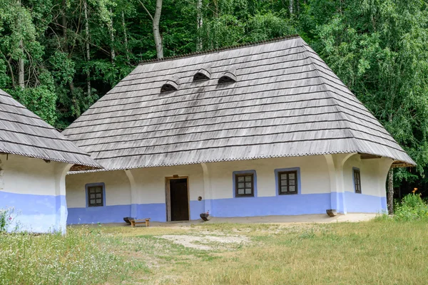 Rumah kayu tradisional pedesaan — Stok Foto