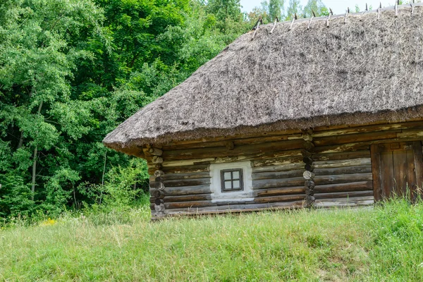 Maison rurale traditionnelle en bois — Photo