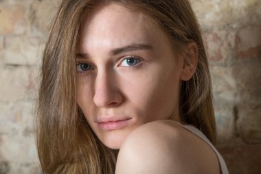 sevimli genç bir kadın portresi