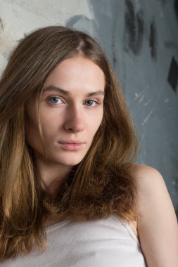 sevimli genç bir kadın portresi