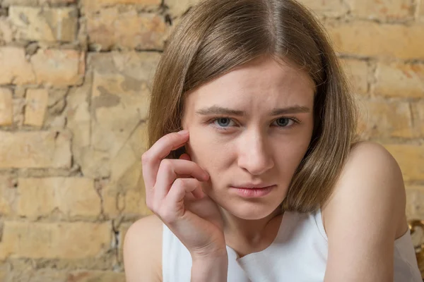 Porträt eines traurigen Mädchens — Stockfoto