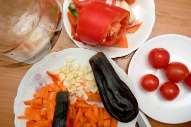 Taze sebzeler kesilir ve güzel bir mutfak sahnesinde pişirilmeye hazırdır..