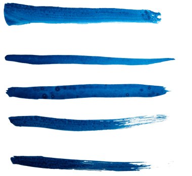 Canlı mavi boya darbeleri temiz beyaz bir arka planda duruyor, sanatsal sergileniyor..