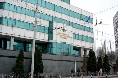 Ukrayna 'nın başkenti Kyiv' de gri gökyüzü altında çağdaş bir binanın sakin manzarası..