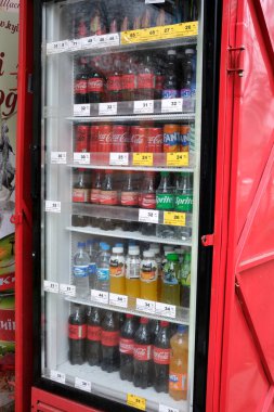 Gri bir sonbahar gününde, Kyiv sakinleri içecek otomatına bakıyorlar..