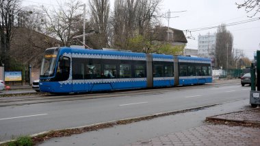 Kasımda bulutlu bir sonbahar gününde mavi bir tramvay Kyiv 'den geçiyor..
