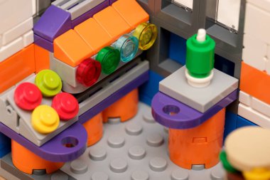 Parlak renkli mutfak aletleri alanı dolduruyor, yaratıcılığı ve eğlenceyi davet ediyor.