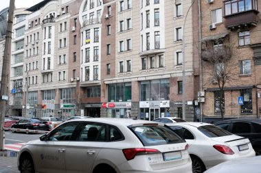 Yoğun şehir caddeleri park halindeki arabaların yanı sıra büyüleyici mimari, günlük hayatı da çekiyor. 24 Kasım 2025 Kyiv, Ukrayna