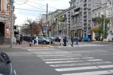 İnsanlar hareketli bir şehirde kalabalık bir caddede yürüyor, günlük hayat anlarını sergiliyorlar. 24 Kasım 2025 Kyiv, Ukrayna