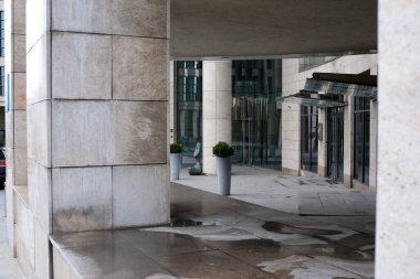 Temiz çizgiler ve pürüzsüz yüzeyler parlak bir günde şık bir şehir girişini tanımlar. 24 Kasım 2025, Kyiv, Ukrayna, Shevchenko Bulvarı