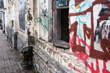 İhmal edilmiş bir sokakta, renkli graffitilerle süslenmiş çürümenin güzelliğini keşfedin. 24 Kasım 2025, Kyiv, Ukrayna, Shevchenko Bulvarı