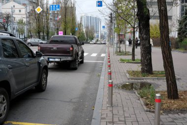 Araçlar ağaçlar ve kaldırımlarla kaplı hareketli bir şehir yolunda ilerliyorlar. 24 Kasım 2025, Kyiv, Ukrayna, Shevchenko Bulvarı