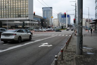 Arabalar şehrin açık gökyüzü altında hareketli bir şehir kavşağında yol alıyorlar. 24 Kasım 2025, Kyiv, Ukrayna, Shevchenko Bulvarı