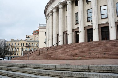 Güçlü sütunlar bulutlu bir günde geniş taş basamakların yanında dimdik durur. 24 Kasım 2025 Kyiv, Ukrayna, Galitska Meydanı.