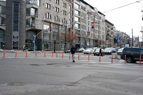 Yayalar, araba ve dükkanlarla dolu yoğun bir şehir kavşağında yol alırlar. 24 Kasım 2025 Kyiv, Ukrayna