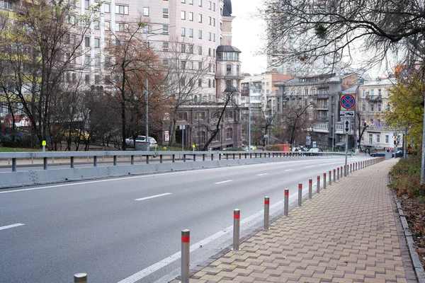 Şehir caddesinde boş sokaklar, ağaçlar ve sabah ışığında büyüleyici mimari var. 24 Kasım 2025 Kyiv, Ukrayna