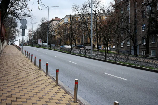 Barışçıl bir sokak manzarası bulutlu bir gökyüzü altında yüksek binalar sergiliyor. 24 Kasım 2025 Kyiv, Ukrayna