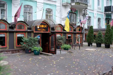 Rengarenk bayraklı rahat bir bar ve ızgara bulutlu bir sonbahar gününde göze çarpar. Kyiv, Ukrayna, 26 Kasım 2025.