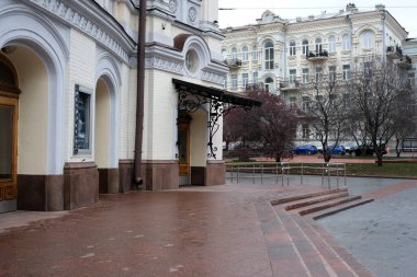 Ziyaretçiler kentte sakin ve yağmurlu bir öğleden sonra sersemletici mimariye hayran kalırlar. Kyiv, Ukrayna, 26 Kasım 2025.