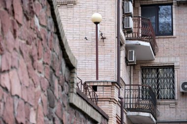 Tuğla yapılar şehir ortamında büyüleyici balkonlar ve şehir detayları sergiliyor.