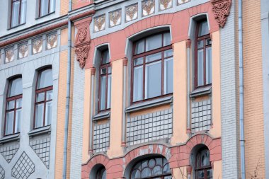 Renkli cephe gösterileri karmaşık tasarımlar ve eşsiz pencere şekilleri.