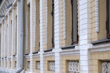 Zarif bir binanın ayrıntılı detaylarını ve dokularını gösteren yakın bir görüntüsü.