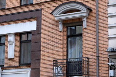 Balkon ve pencere vitrinleri büyüleyici tuğla bir yapıda karmaşık tasarımlar..