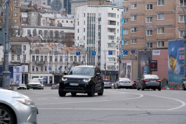 Serin bir günde araçlar hareketli bir şehir caddesinde yol alırlar. Kyiv, Ukrayna. 12 Aralık 2025.