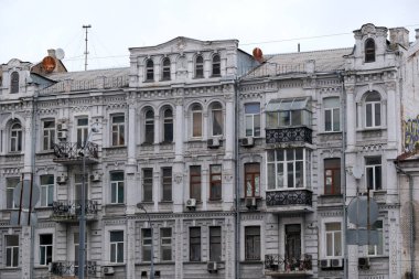 Büyüleyici bina şehirde gururla duruyor, zengin tarihini gözler önüne seriyor. Kyiv, Ukrayna. 12 Aralık 2025.