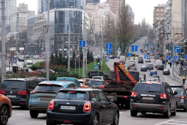 Hafta içi öğleden sonraları kalabalık bir caddede arabalar ve kamyonlar dolanıyor. Kyiv, Ukrayna. 12 Aralık 2025.