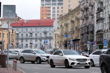 Trafik, canlı bir şehirdeki güzel eski binaları sorunsuzca geçiyor. Kyiv, Ukrayna. 12 Aralık 2025.