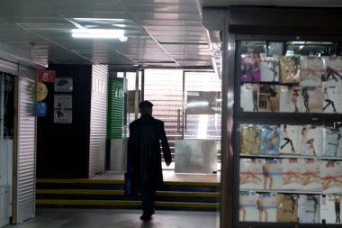 Koridorun sonundaki ışığa doğru yürüyen yalnız bir figür bir hikâyeyi ima ediyor. Kyiv, Ukrayna. 12 Aralık 2025.