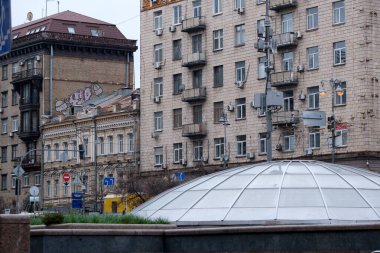 Tarihi cazibeye sahip binalar, canlı şehir ortamında modern tasarımlarla karşılaşıyor. Kyiv, Ukrayna. 12 Aralık 2025.