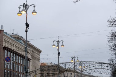 Şehirdeki sakin ve bulutlu bir akşamda sokak lambaları sıcak bir parıltı yayıyor. Kyiv, Ukrayna. 12 Aralık 2025.