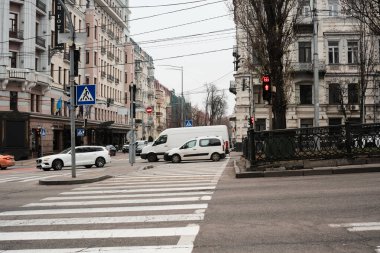 Yayalar kalabalık caddede gezinirken araçlar yaya geçidinde dururlar. Shevchenko Bulvarı. Kyiv, Ukrayna. 16 Aralık 2025.