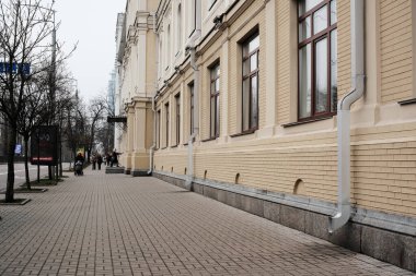 İnsanlar zarif, tarihi binaların yanında bir kış gününün tadını çıkarıyorlar. Shevchenko Bulvarı. Kyiv, Ukrayna. 16 Aralık 2025.