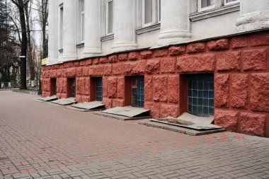 Yere yakın kırmızı ve gri çerçeveli desenli duvarlar. Shevchenko Bulvarı. Kyiv, Ukrayna. 16 Aralık 2025.