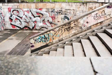 Renkli sokak sanatı şehirdeki beton merdivenlerin yanındaki duvarları süslüyor. Shevchenko Bulvarı. Kyiv, Ukrayna. 16 Aralık 2025.