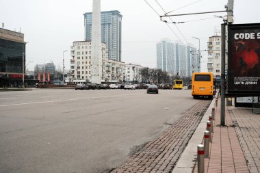 Canlı bir sokak sahnesinde bulutlu bir günde araçlar ve binalar görülüyor. Kyiv, Ukrayna. 16 Aralık 2025.