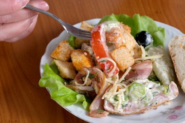 Öğle yemeğinde çıtır çıtır ve renkli lezzetli bir salata yeniyor..