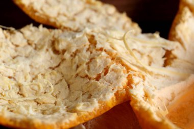 Parlak portakal kabukları yumuşak güneş ışığı altında kurur. Karmaşık doku ve desenleri ortaya çıkarır..