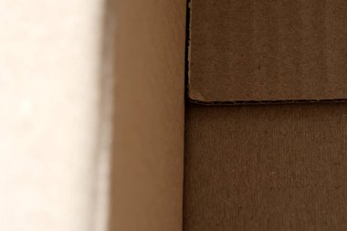 Yakın çekim bir karton kutunun içindeki eşsiz doku ve katmanları gösterir.