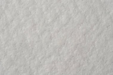 Yumuşak, beyaz doku bir sıcaklık ve saflık hissi yayar, davetkar bir dokunuş..