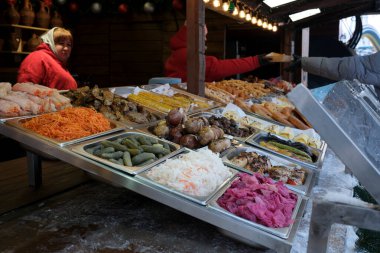 Ziyaretçiler serin bir günde renkli yiyeceklerle dolu canlı bir pazarın tadını çıkarıyorlar. Kyiv, Ukrayna, Ukrayna Expocenter 'ı. 14 Ocak 2026.