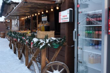 Karla çevrili rahat bir ahşap tezgah, şenlikli ışıklar ve mevsimlik ikramlar. Kyiv, Ukrayna, Ukrayna Expocenter 'ı. 14 Ocak 2026.